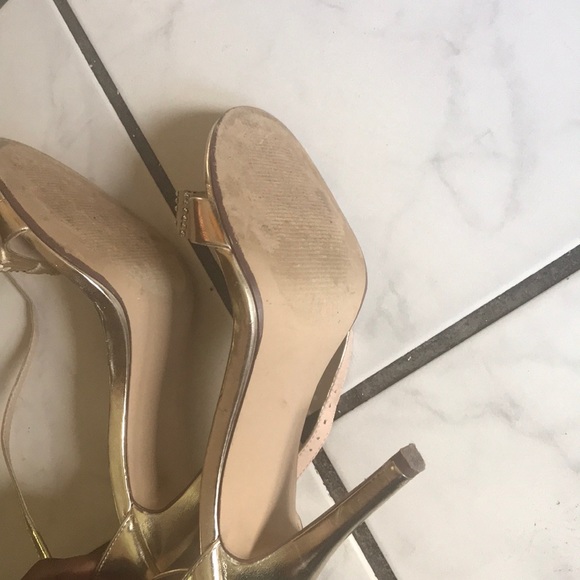 A pair of gold traps Heels - Picture 3 of 16